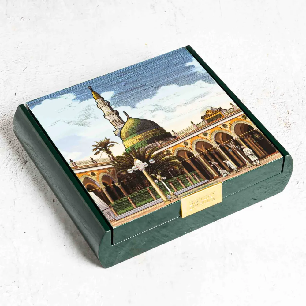 Sacred Land Dates Box (Madinah) (Filled) - 18Pcs
